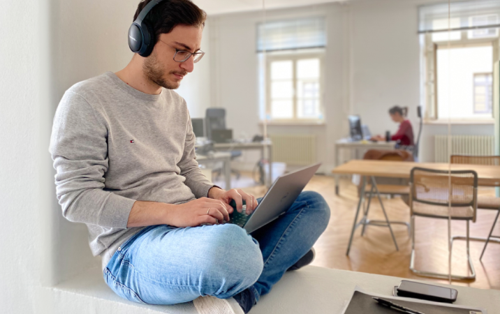 Mensch mit Laptop